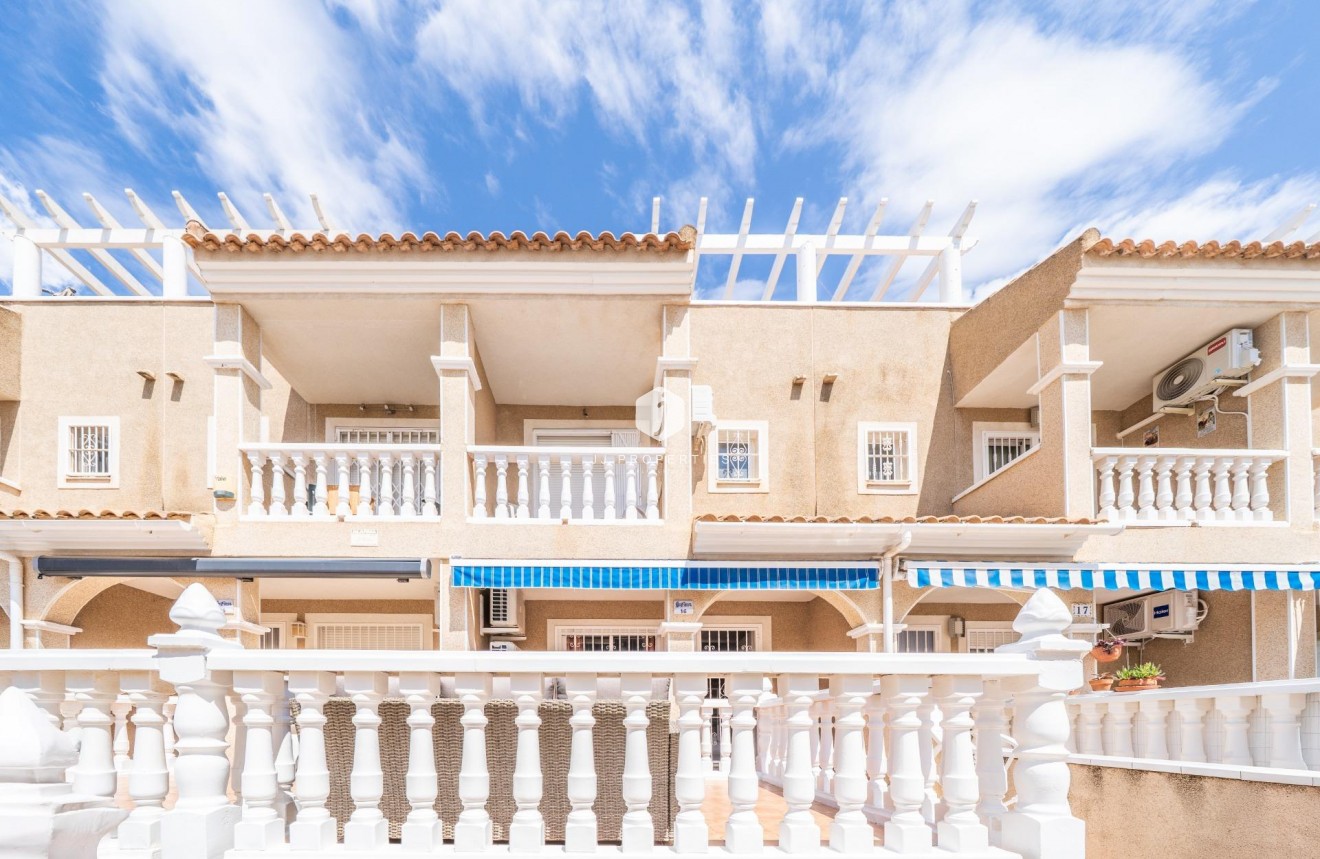 Aus zweiter Hand - Chalet -
Orihuela Costa - Los Almendros-la Florida