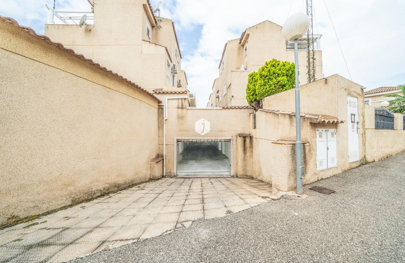 Aus zweiter Hand - Chalet -
Orihuela Costa - Los Almendros-la Florida