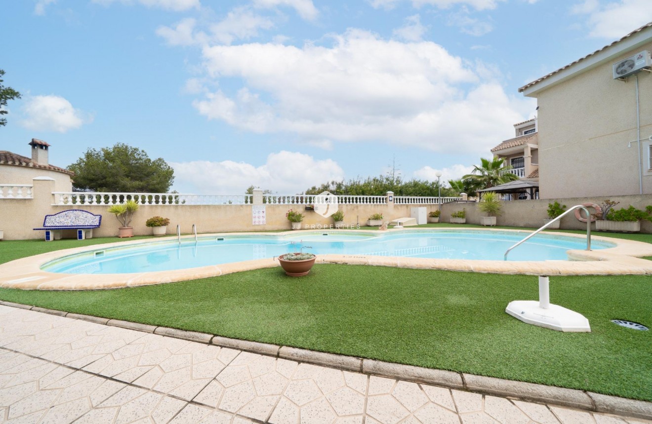 Aus zweiter Hand - Chalet -
Orihuela Costa - Los Almendros-la Florida