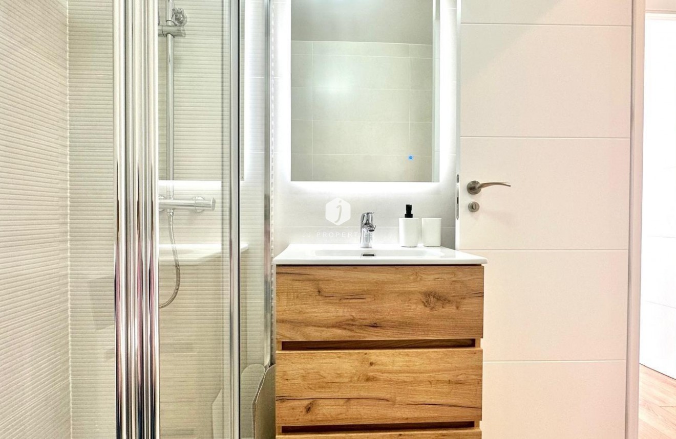 Tweedehands - Chalet -
Torrevieja - Estacion de autobuses