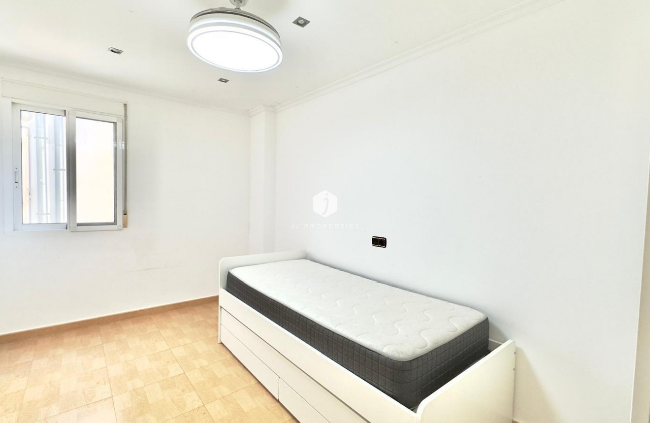 Resale - Apartment / flat -
Torrevieja - Centro