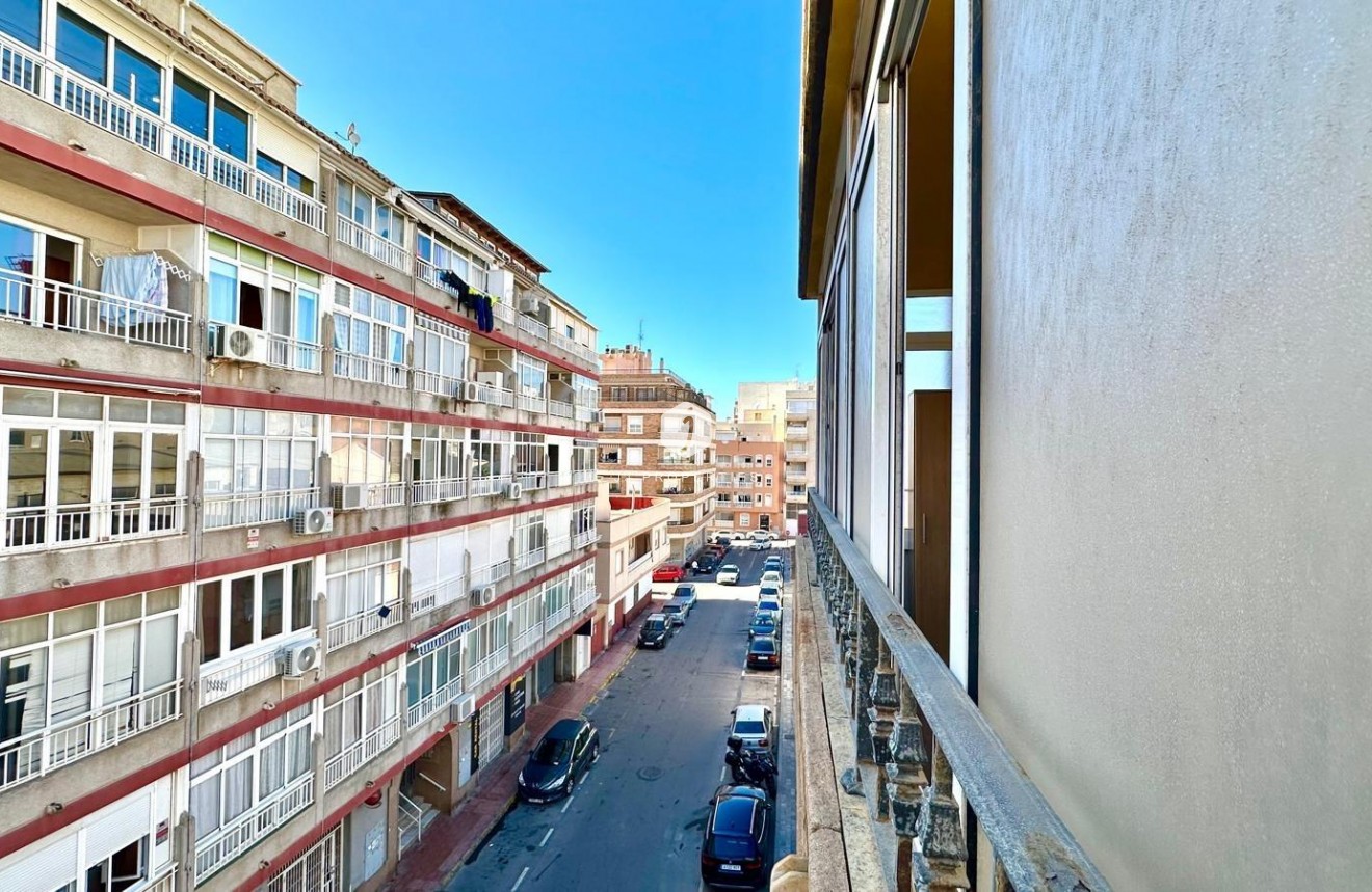 Resale - Apartment / flat -
Torrevieja - Centro