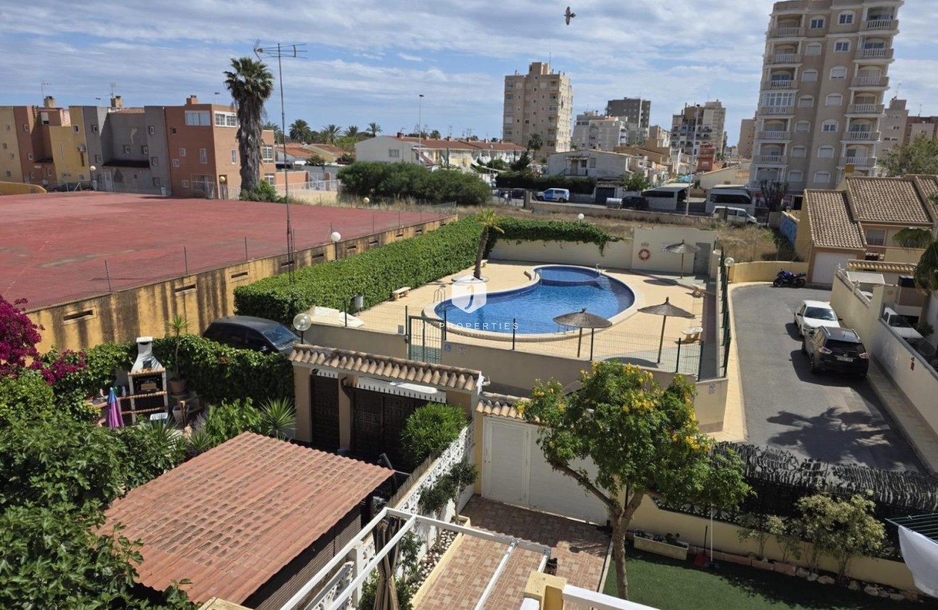 Resale - Chalet -
Torrevieja - Calas blanca