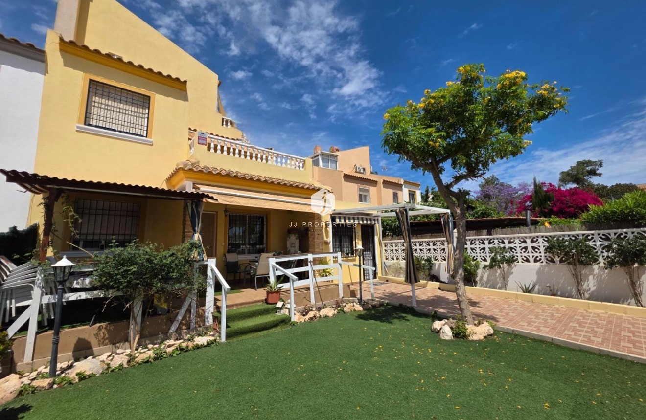 Resale - Chalet -
Torrevieja - Calas blanca