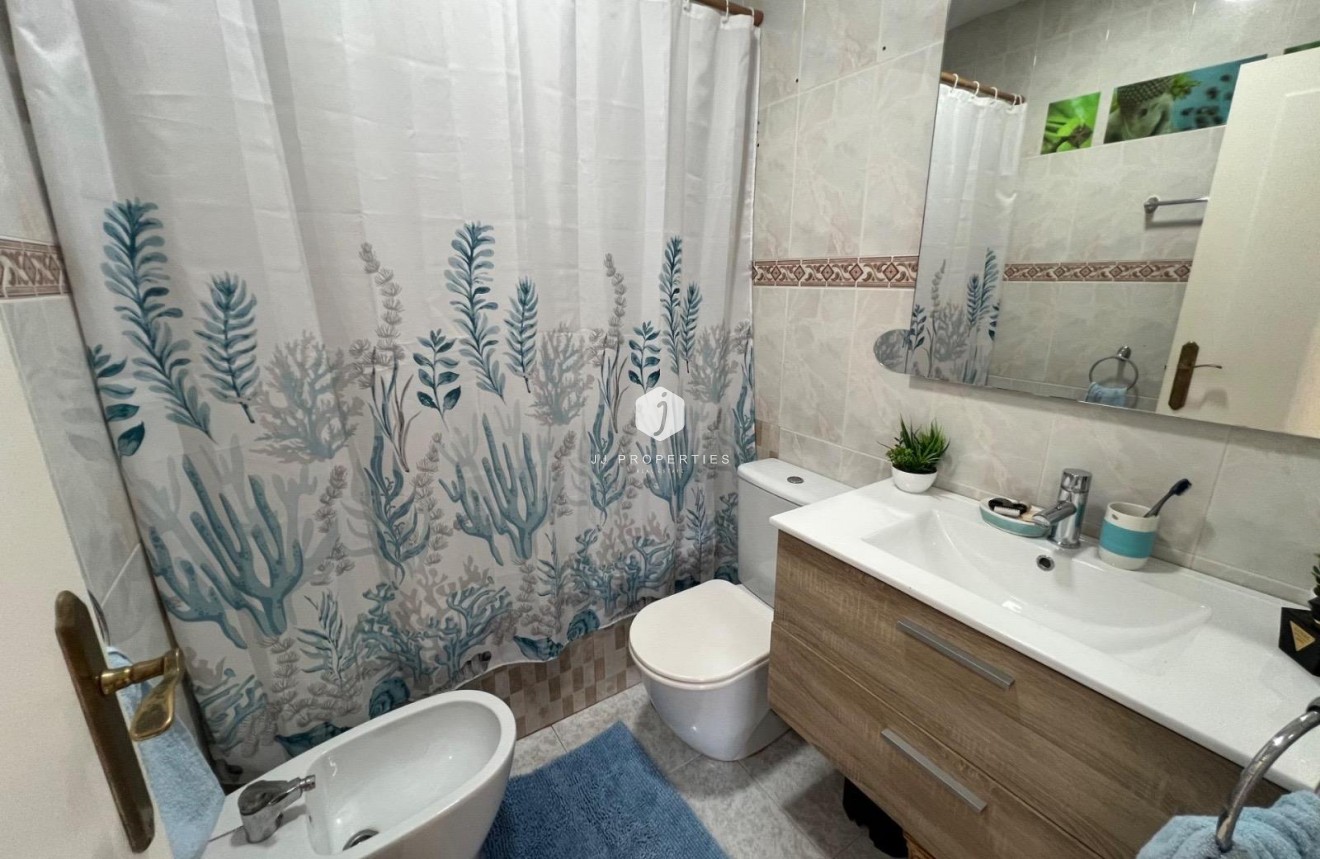 Resale - Chalet -
Torrevieja - Calas blanca