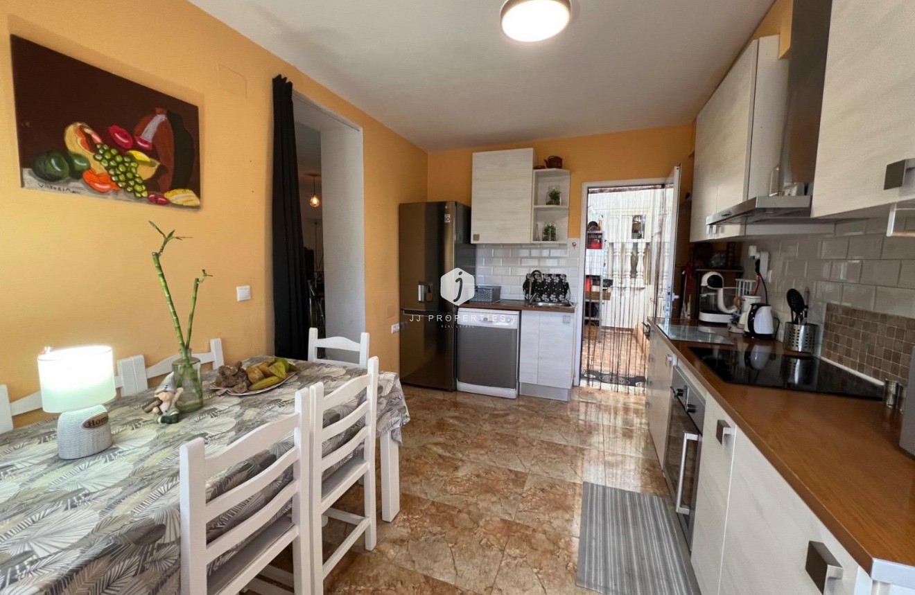 Resale - Chalet -
Torrevieja - Calas blanca