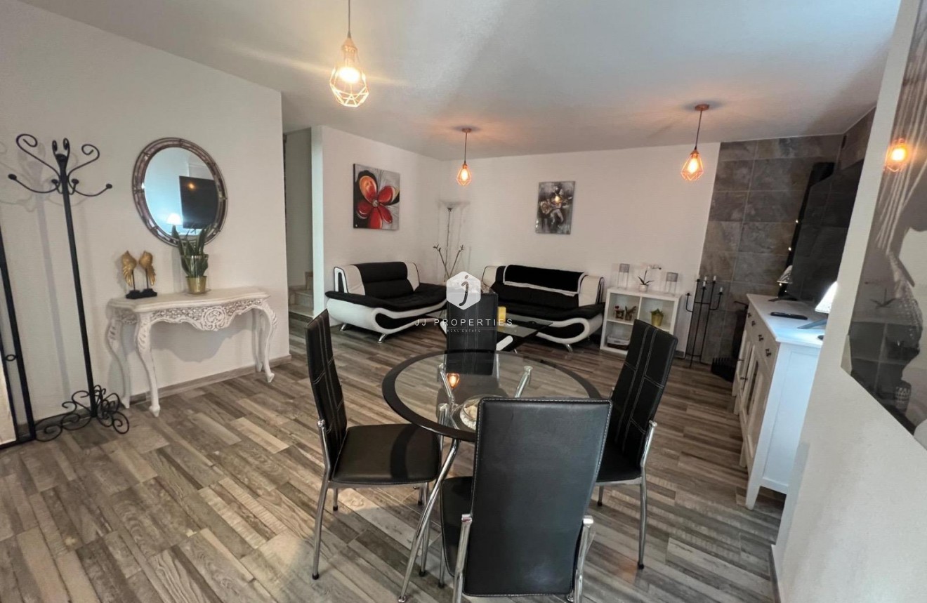 Resale - Chalet -
Torrevieja - Calas blanca