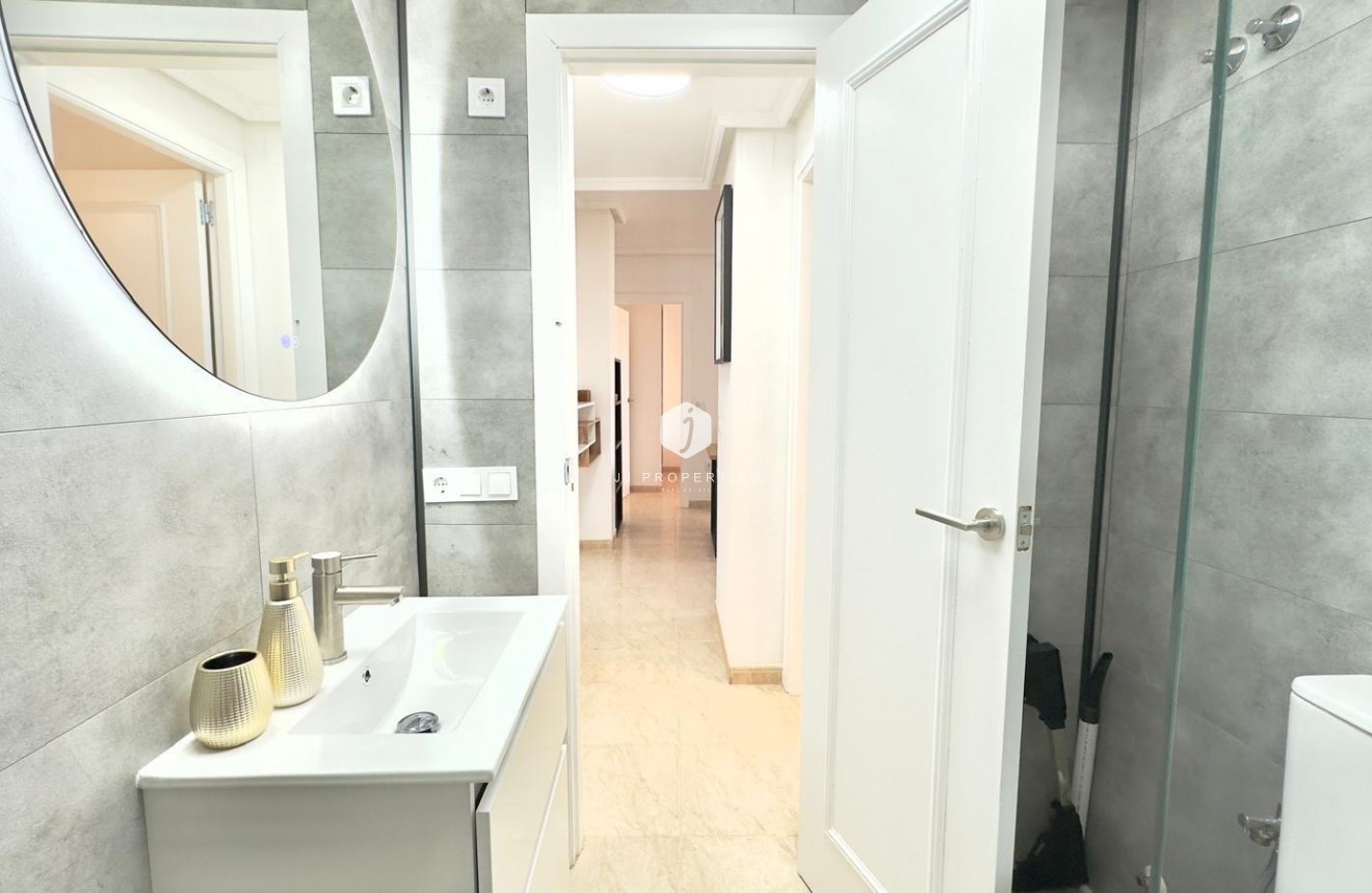 D'occasion - Appartement -
Torrevieja - Centro