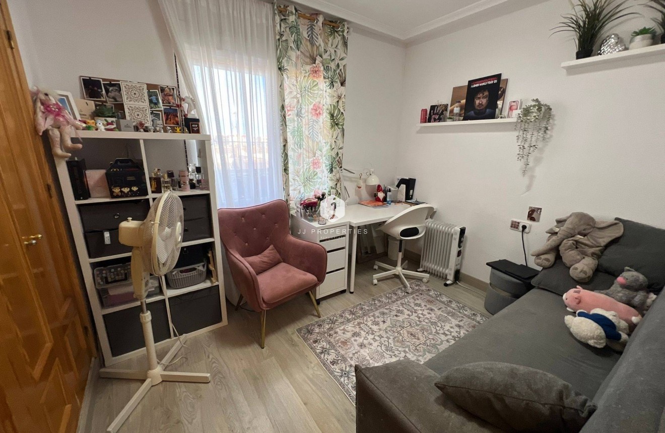 Resale - Apartment / flat -
Torrevieja - aguas nuevas