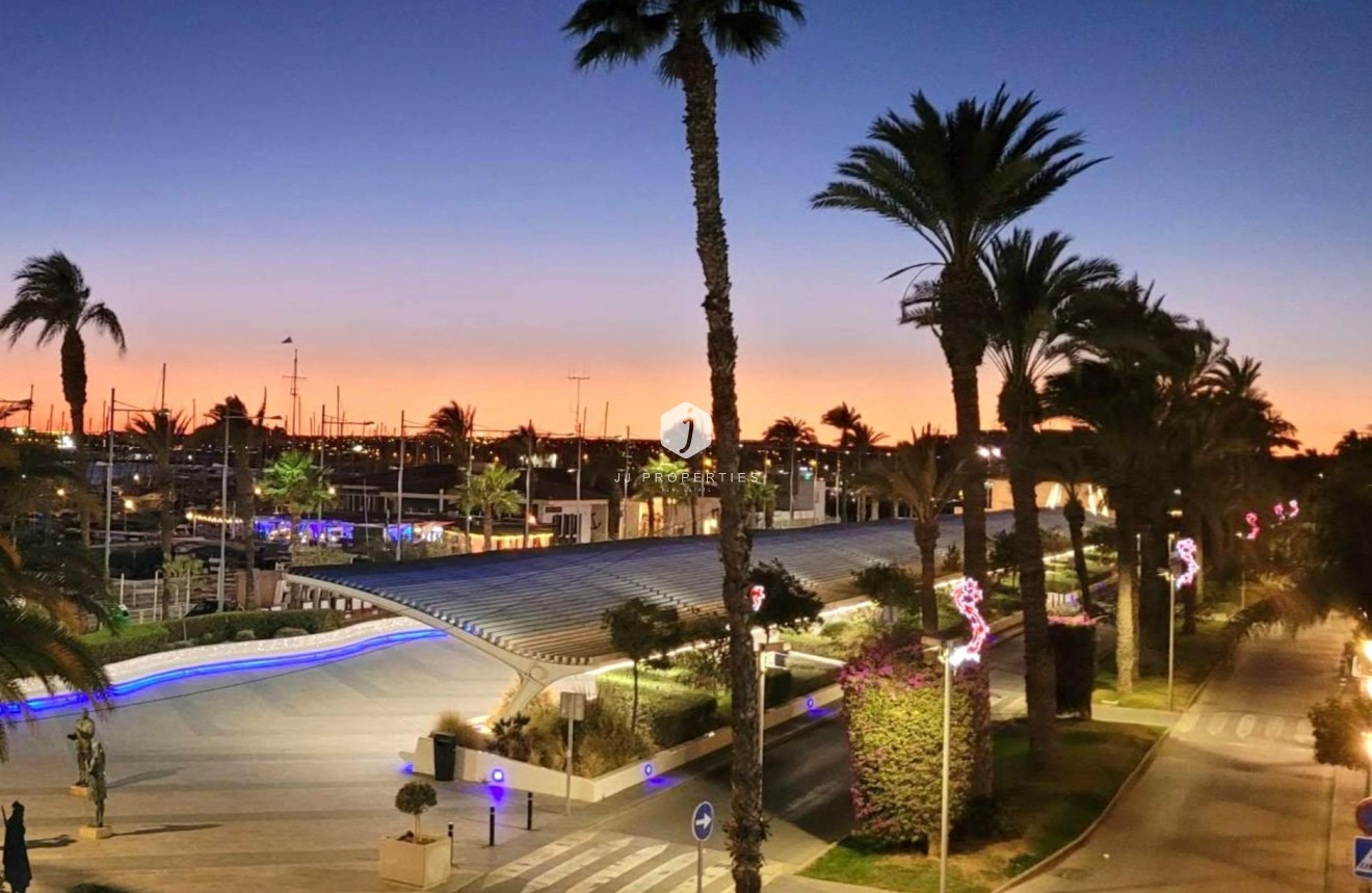 Segunda mano - Apartamento / piso -
Torrevieja - Paseo maritimo