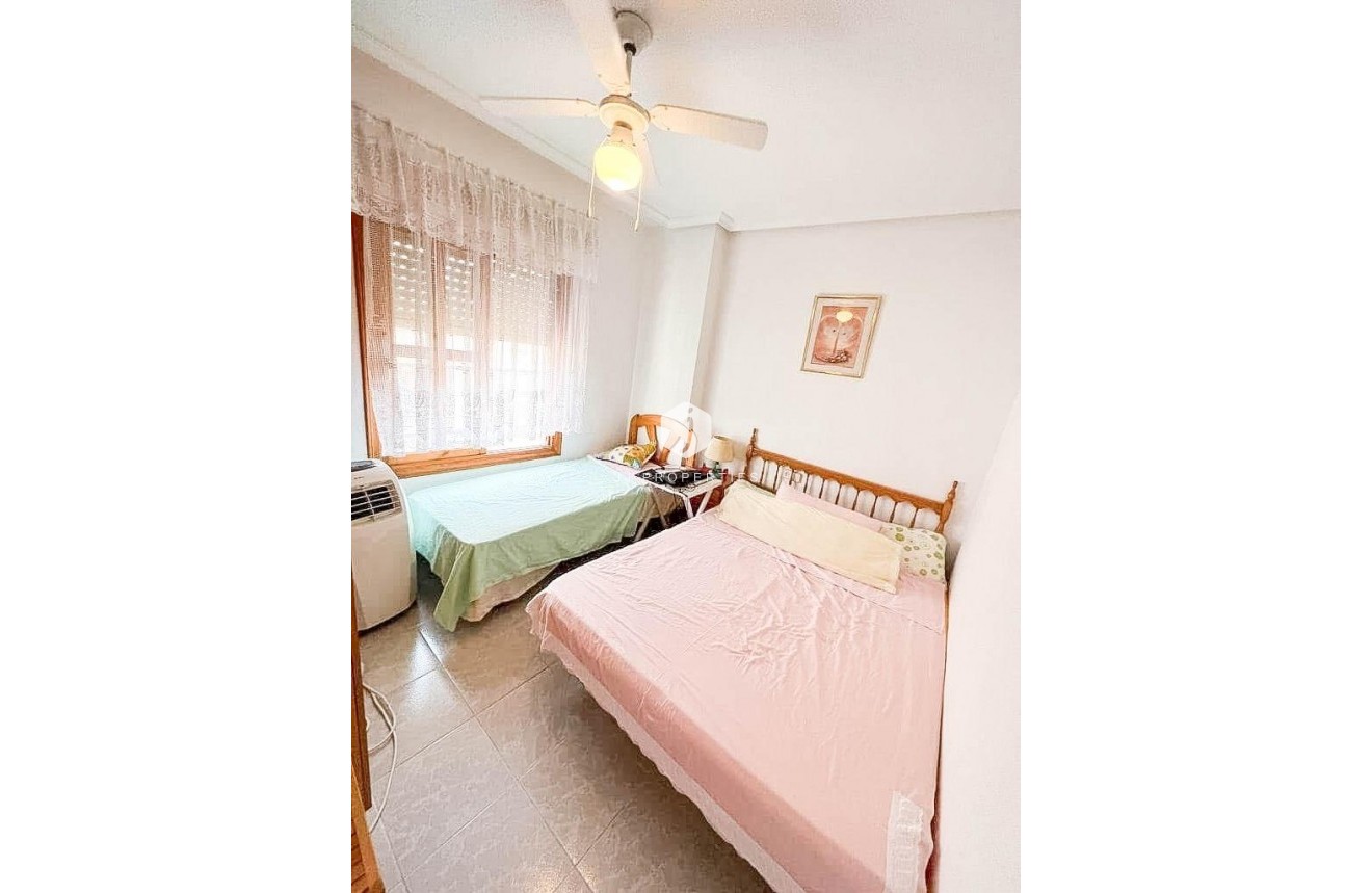 Resale - Chalet -
Torrevieja - Playa del Cura