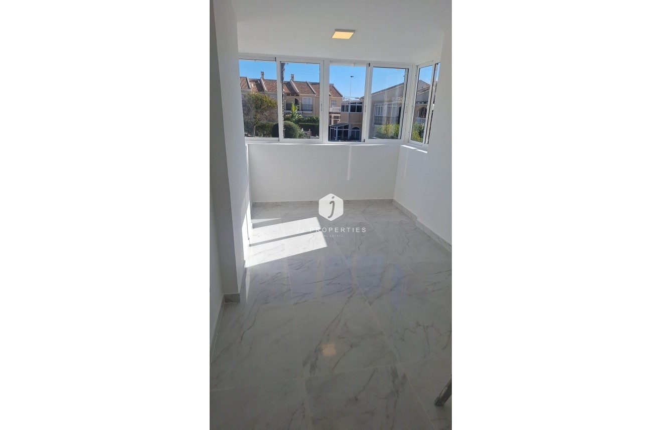 Resale - Chalet -
Torrevieja - aguas nuevas