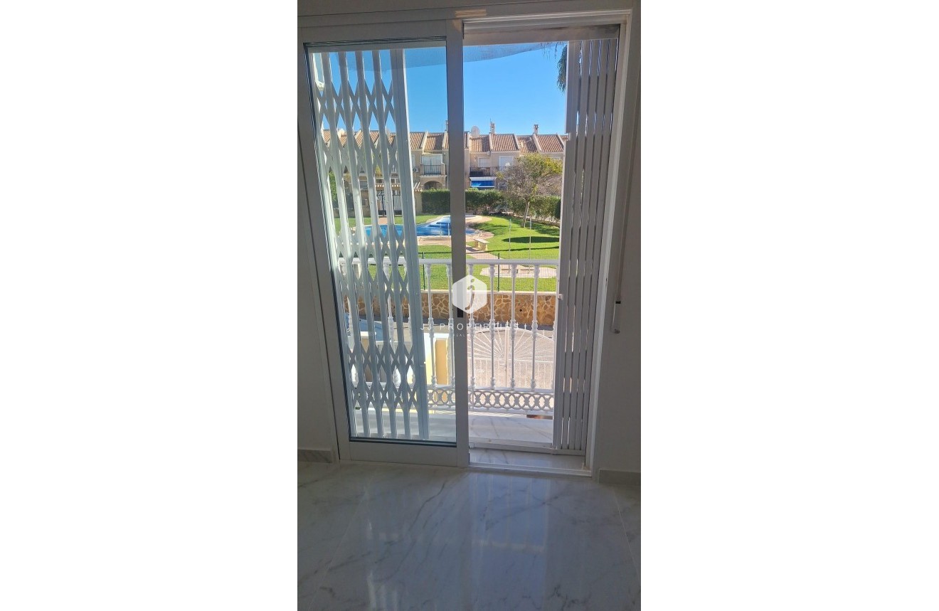 Resale - Chalet -
Torrevieja - aguas nuevas