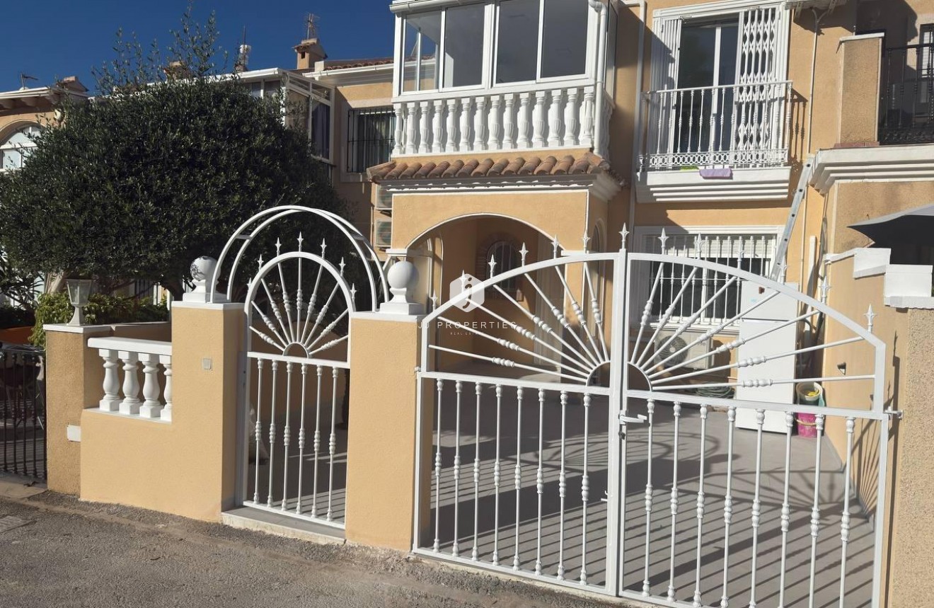 Resale - Chalet -
Torrevieja - aguas nuevas