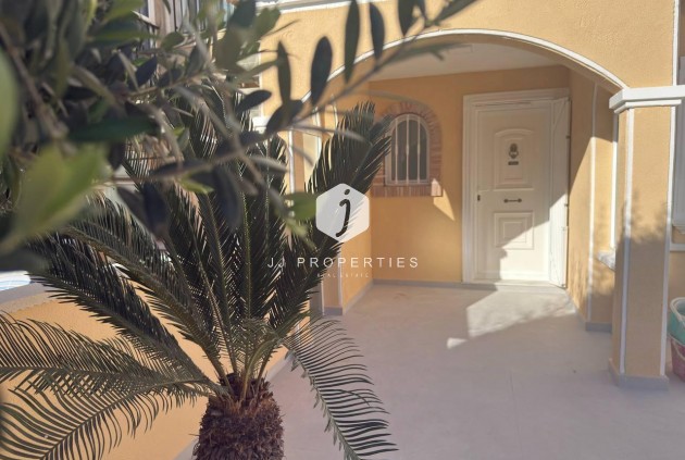 Resale - Chalet -
Torrevieja - aguas nuevas