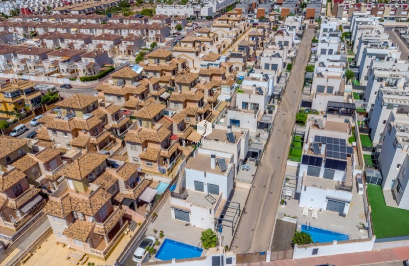 Resale - Villa -
Torrevieja - Costa Blanca