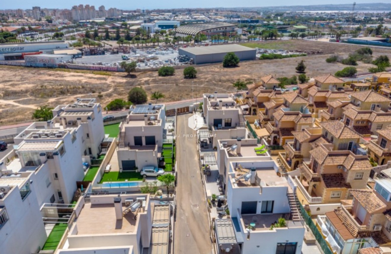 Resale - Villa -
Torrevieja - Costa Blanca