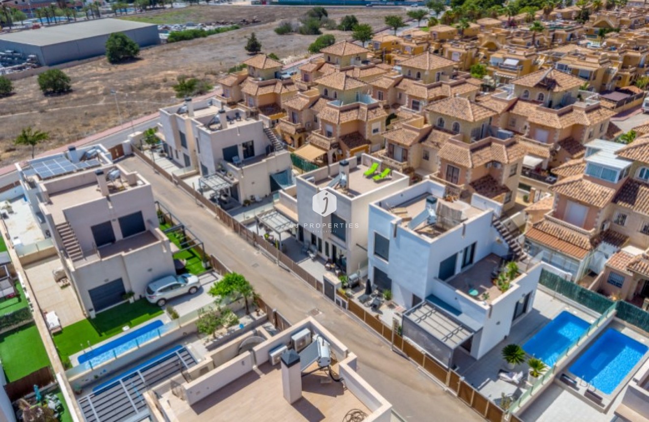 Resale - Villa -
Torrevieja - Costa Blanca