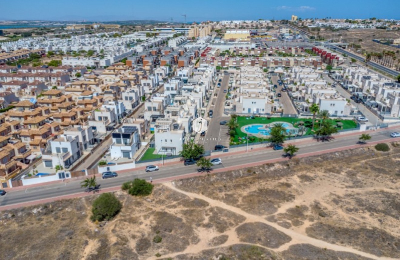 Resale - Villa -
Torrevieja - Costa Blanca