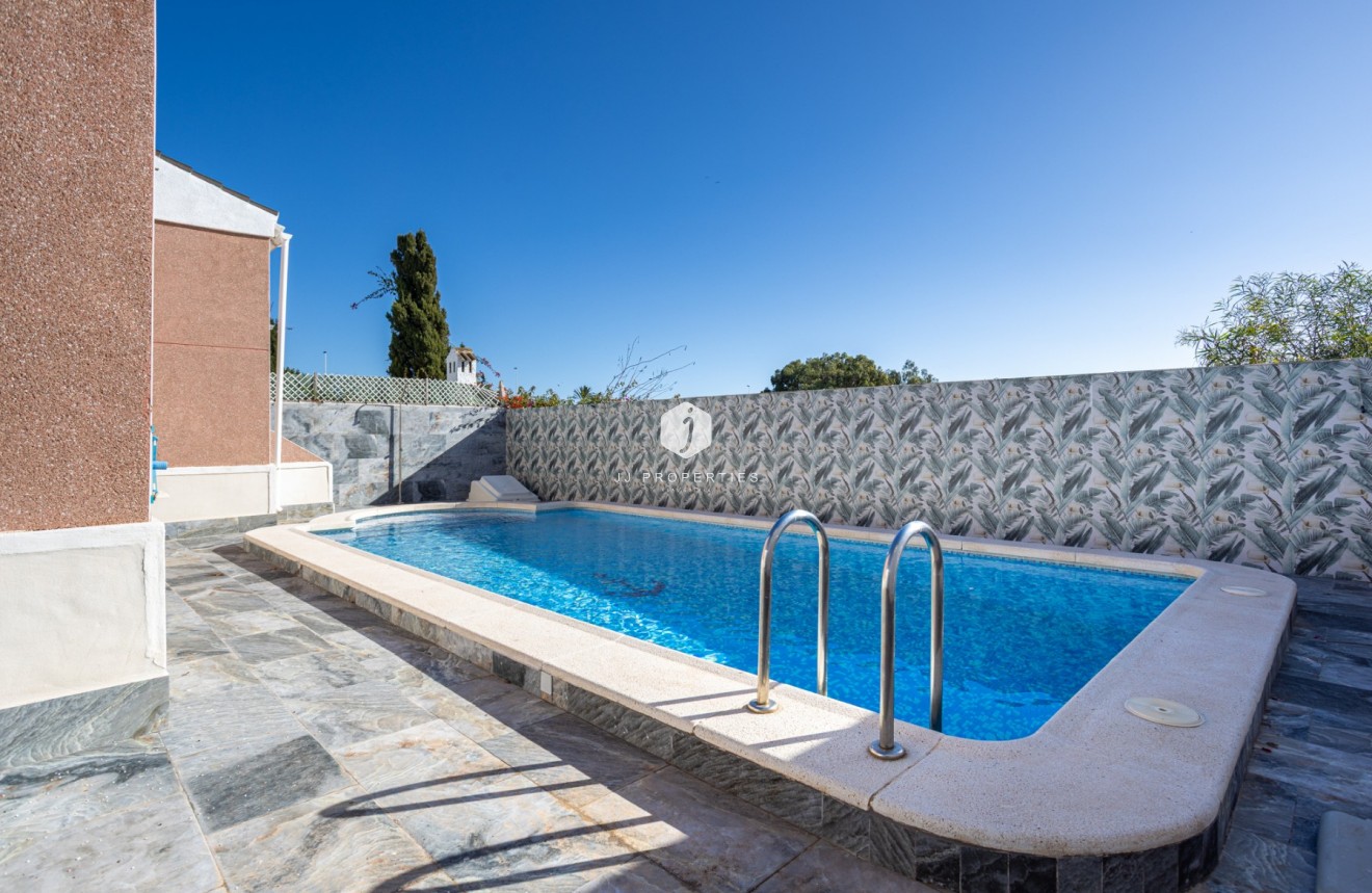 Resale - Villa -
Torrevieja - Costa Blanca