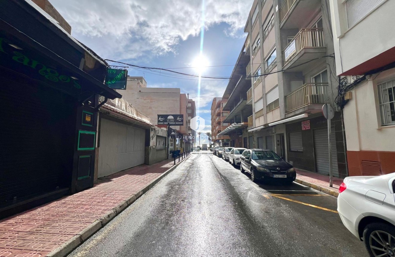 Resale - Apartment / flat -
Torrevieja - Paseo maritimo