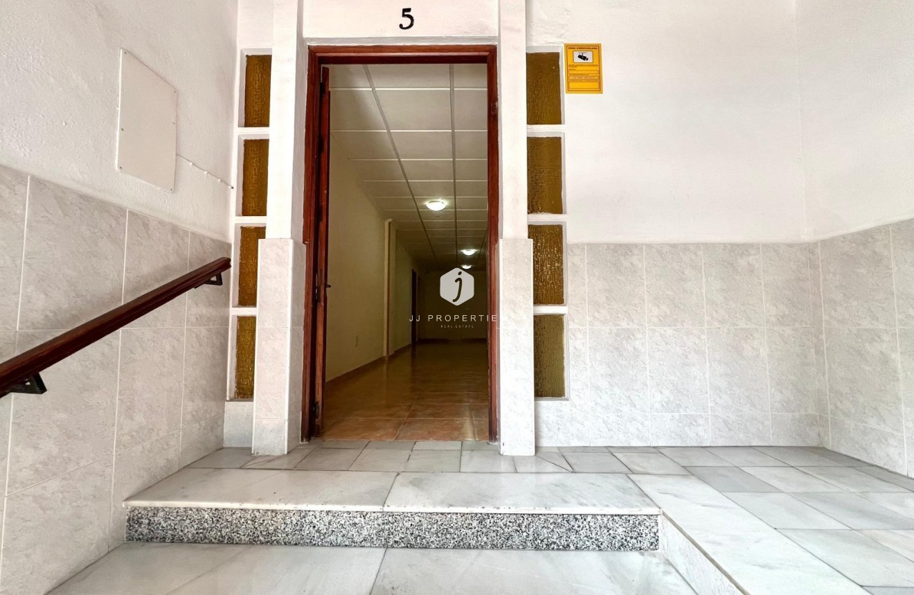 Resale - Apartment / flat -
Torrevieja - Paseo maritimo