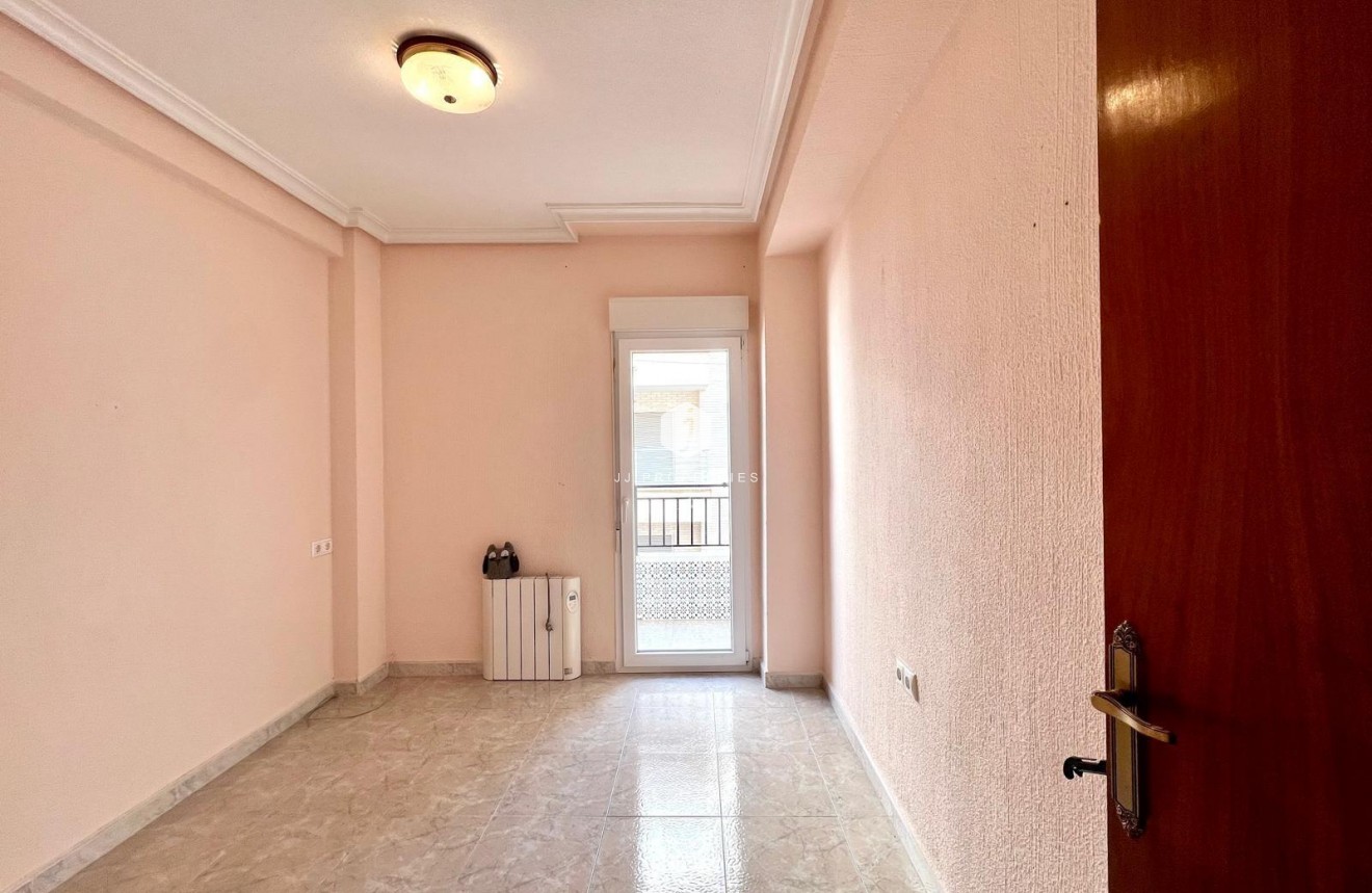 Resale - Apartment / flat -
Torrevieja - Paseo maritimo