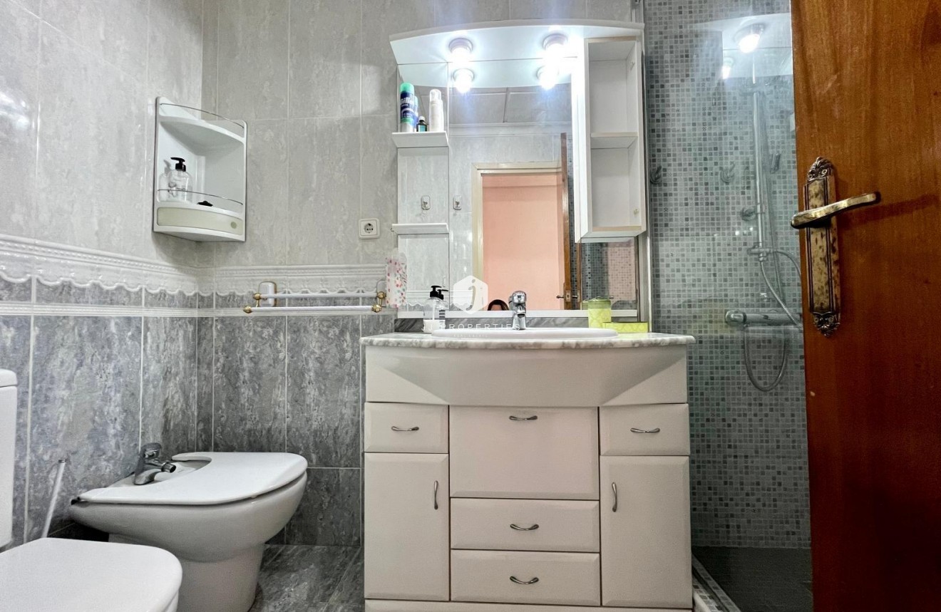 Resale - Apartment / flat -
Torrevieja - Paseo maritimo