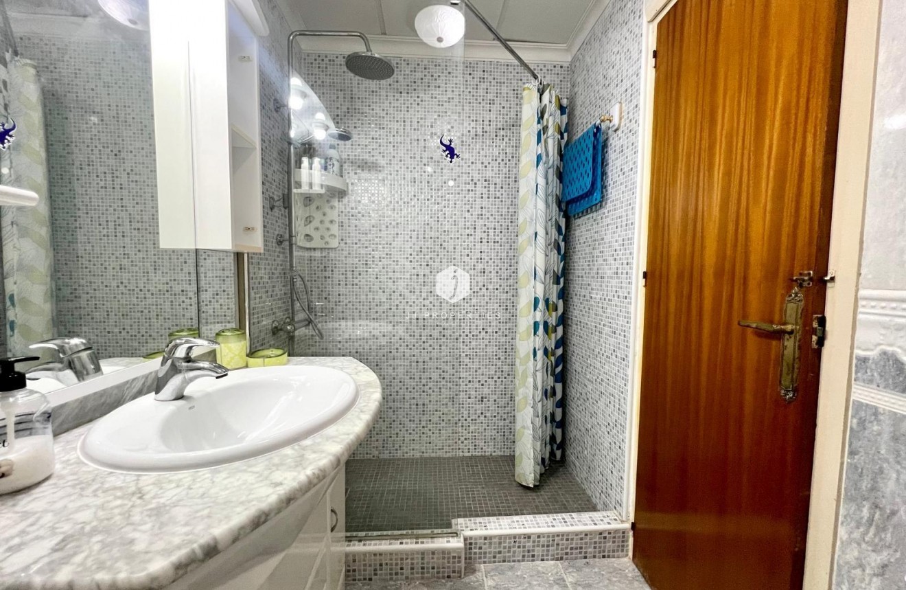 Resale - Apartment / flat -
Torrevieja - Paseo maritimo