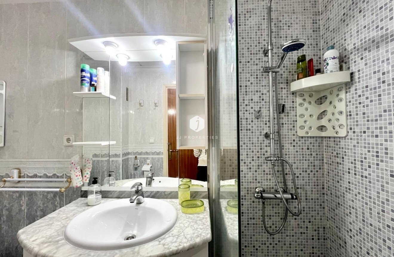 Resale - Apartment / flat -
Torrevieja - Paseo maritimo