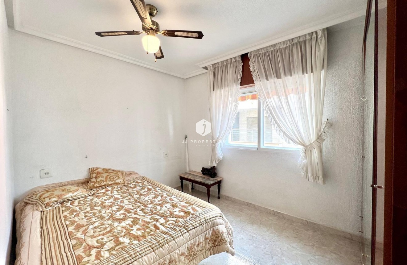 Resale - Apartment / flat -
Torrevieja - Paseo maritimo