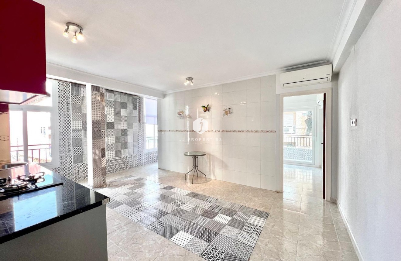 Resale - Apartment / flat -
Torrevieja - Paseo maritimo