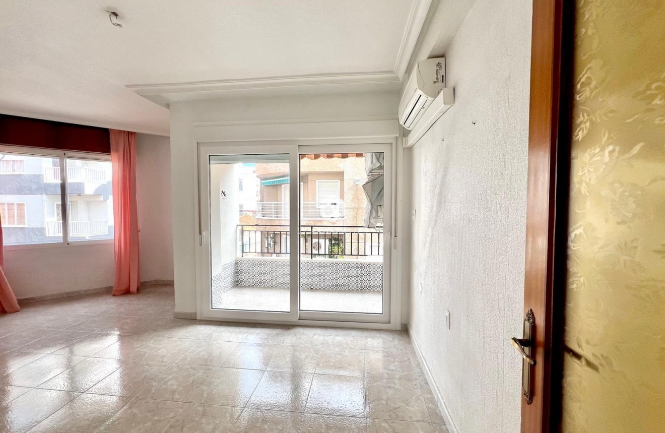 Resale - Apartment / flat -
Torrevieja - Paseo maritimo