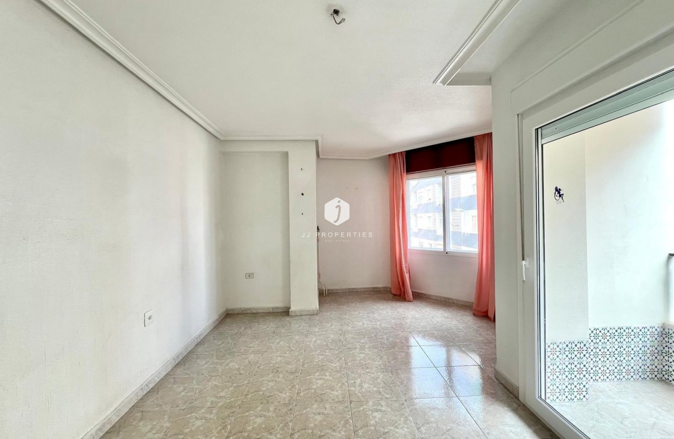 Resale - Apartment / flat -
Torrevieja - Paseo maritimo