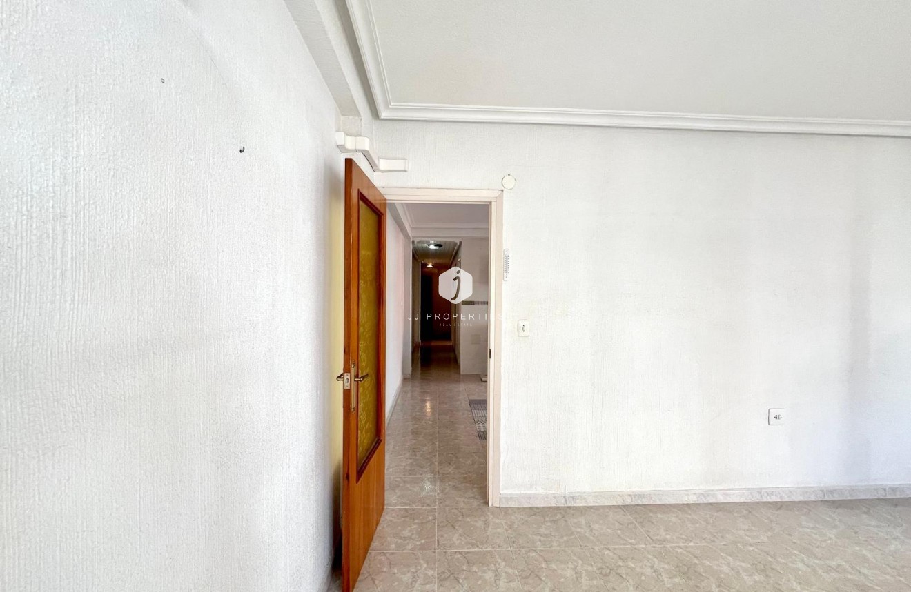 Resale - Apartment / flat -
Torrevieja - Paseo maritimo