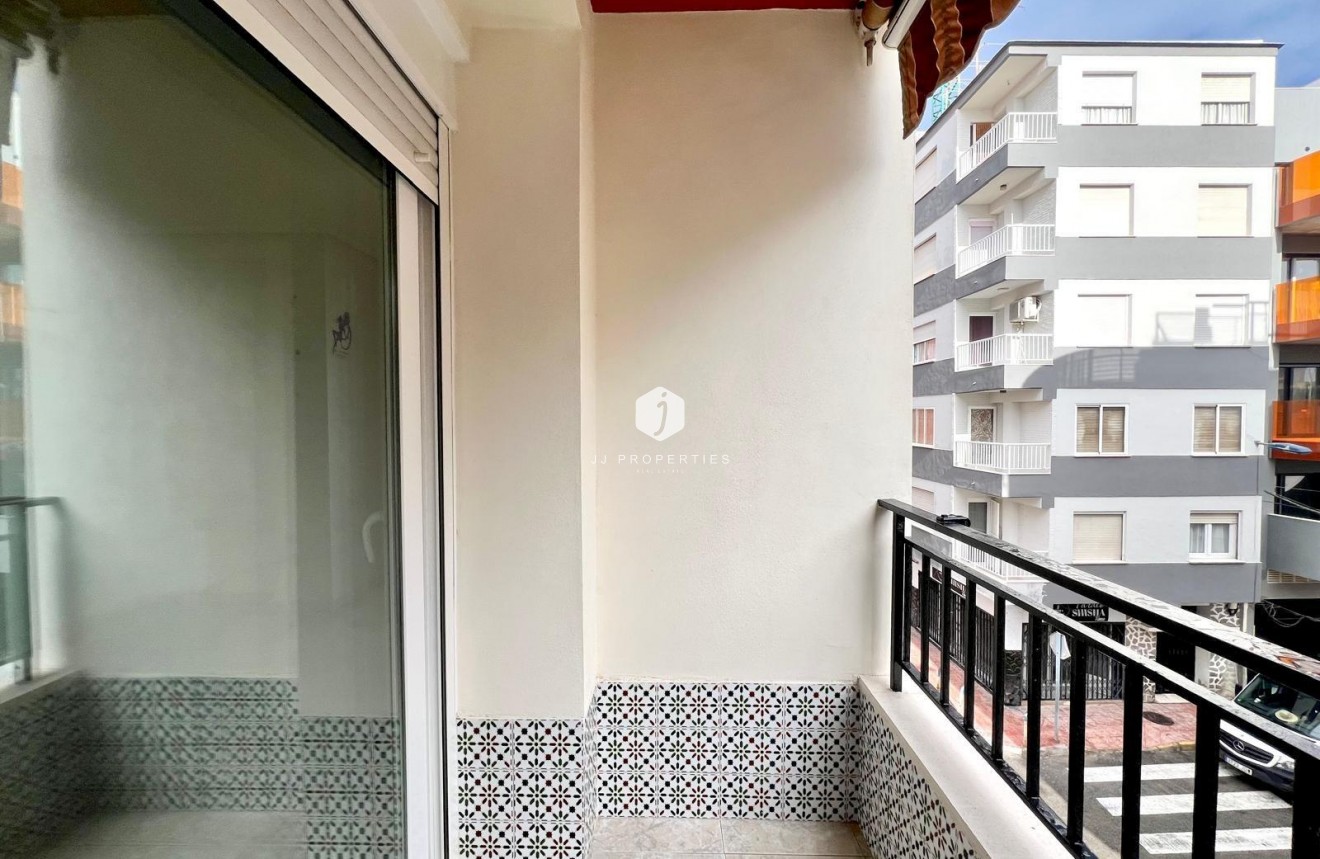 Resale - Apartment / flat -
Torrevieja - Paseo maritimo