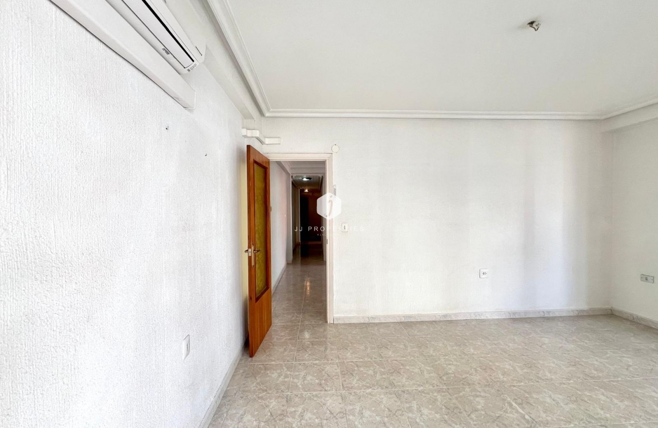 Resale - Apartment / flat -
Torrevieja - Paseo maritimo