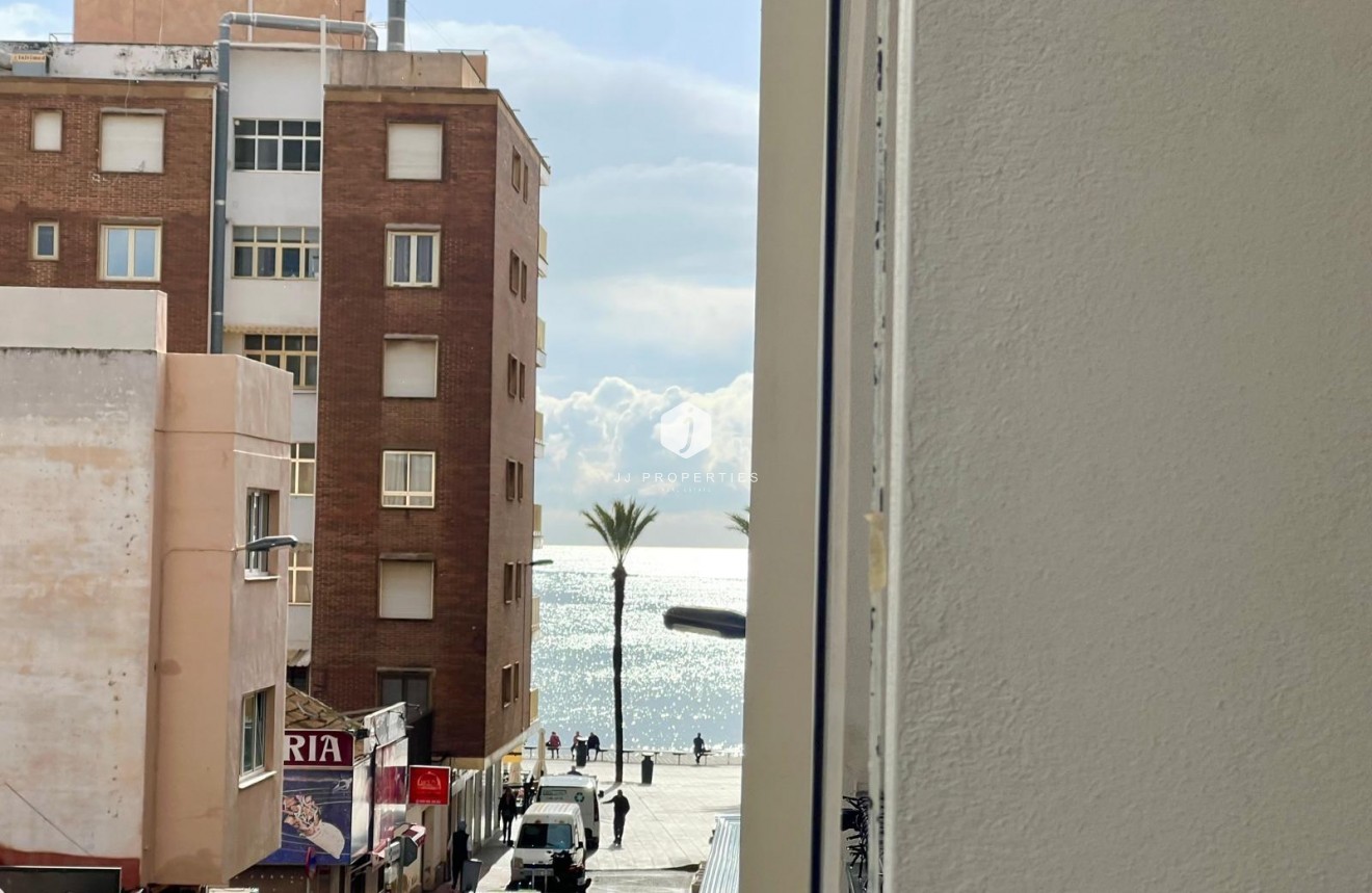Resale - Apartment / flat -
Torrevieja - Paseo maritimo