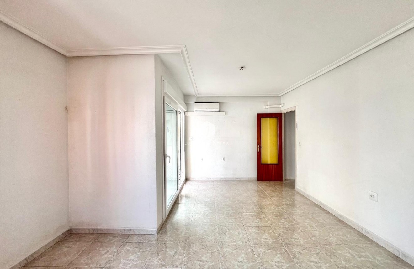 Resale - Apartment / flat -
Torrevieja - Paseo maritimo