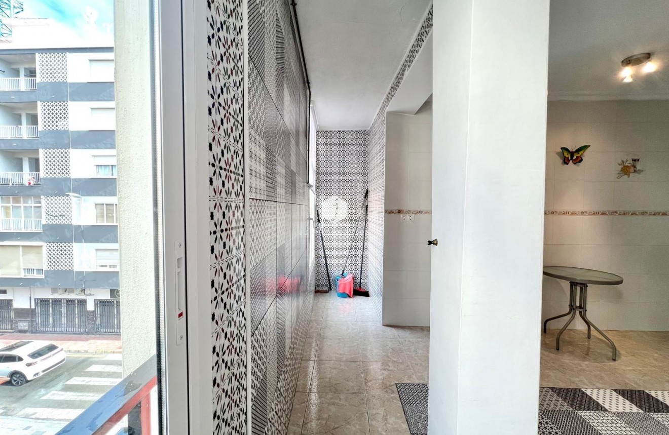 Resale - Apartment / flat -
Torrevieja - Paseo maritimo