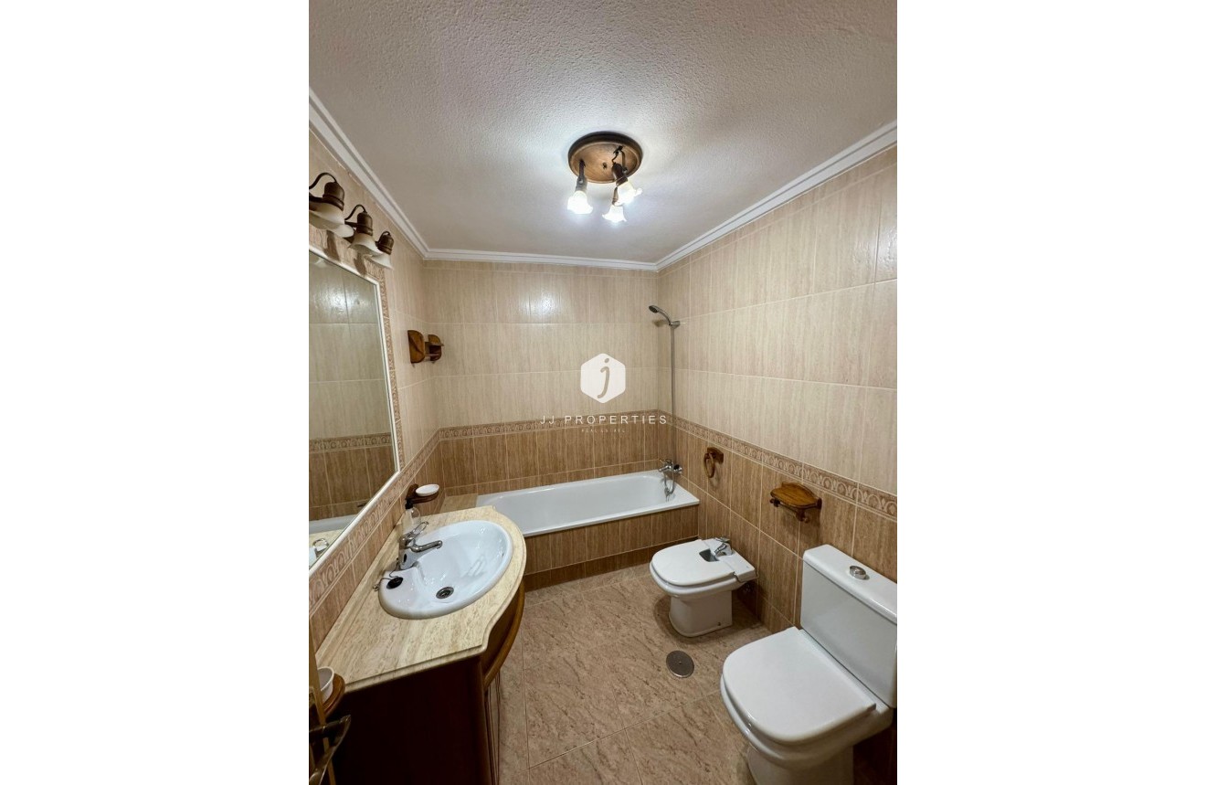 Z drugiej ręki - Mieszkanie w bloku -
Torrevieja - Centro