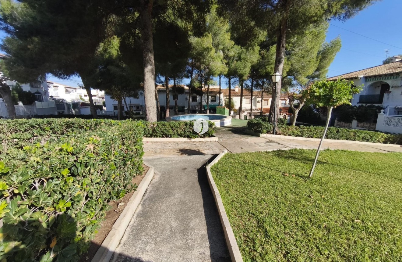 Resale - Chalet -
Torrevieja - Los Balcones