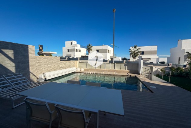 Segunda mano - Villa -
San Miguel de Salinas - Bellavista