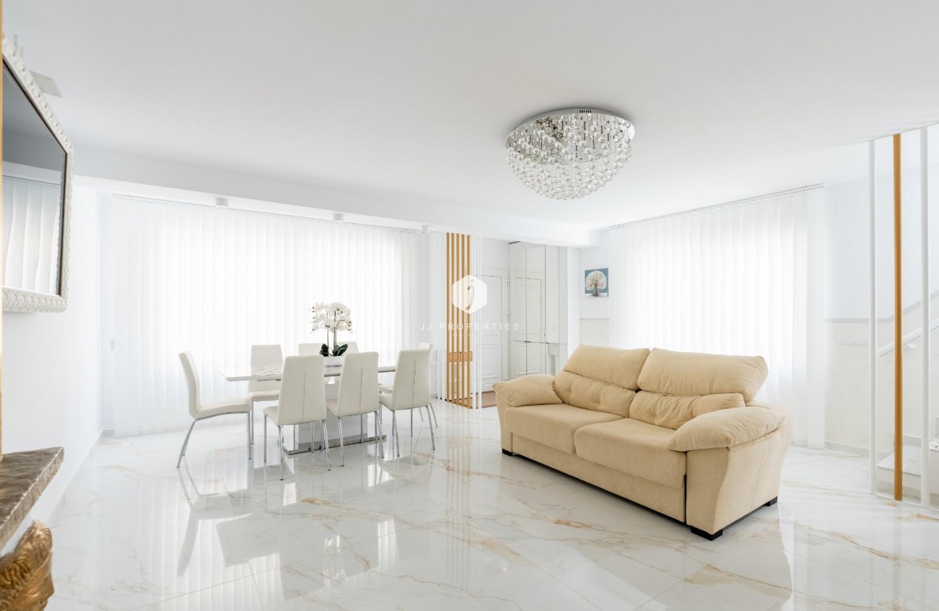 Resale - Chalet -
Torrevieja - Punta prima