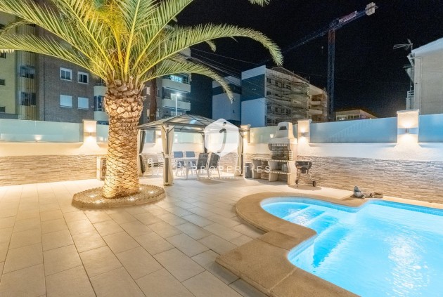 Resale - Chalet -
Torrevieja - Punta prima