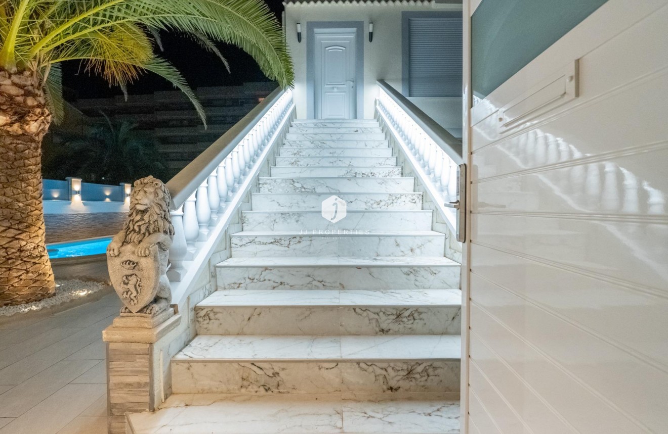 Resale - Chalet -
Torrevieja - Punta prima