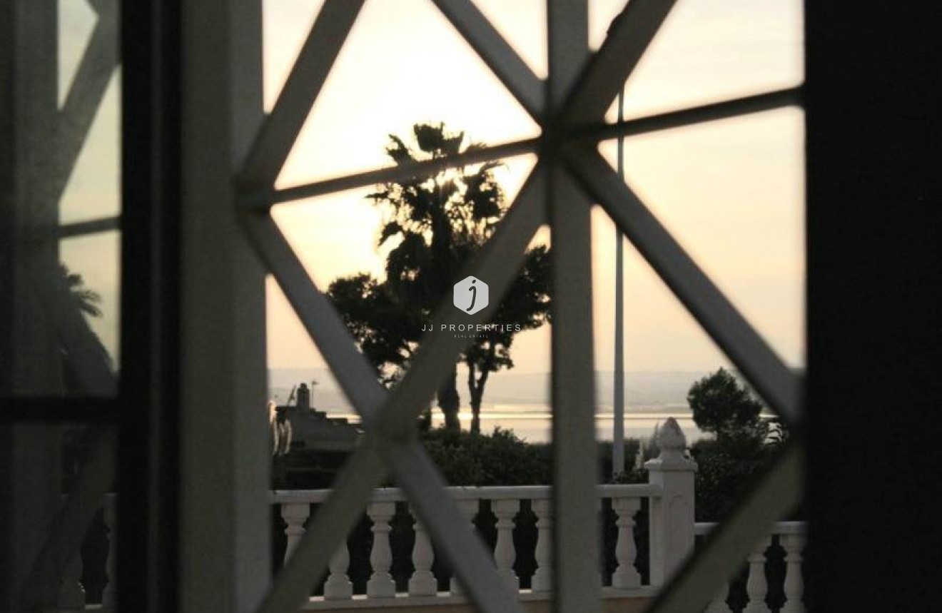 Aus zweiter Hand - Villa -
Torrevieja - La Siesta - El Salado - Torreta