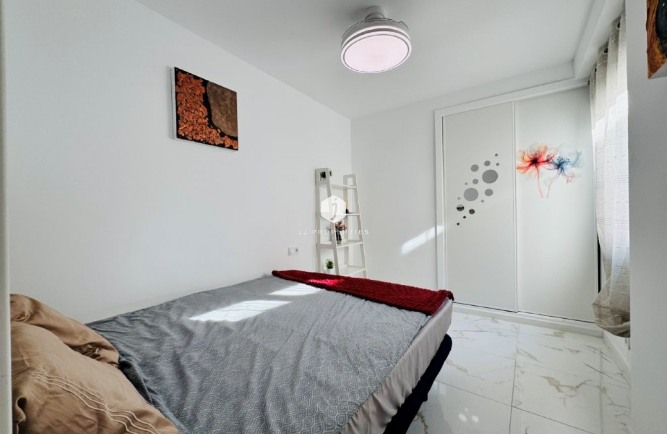 Resale - Apartment / flat -
La Mata - Costa Blanca