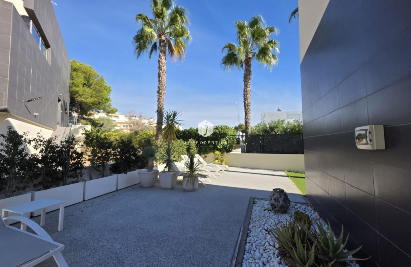 Resale - Villa -
Orihuela Costa - Villamartín