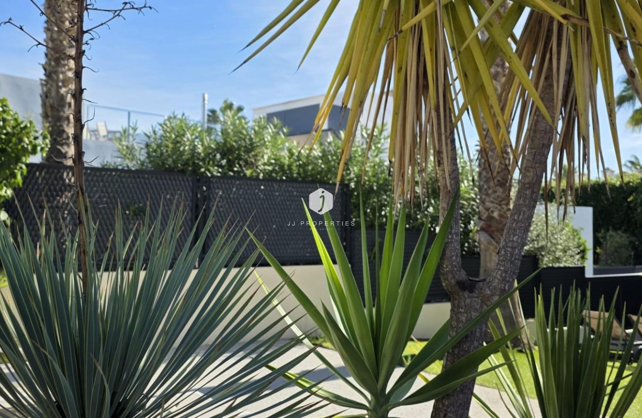 Resale - Villa -
Orihuela Costa - Villamartín